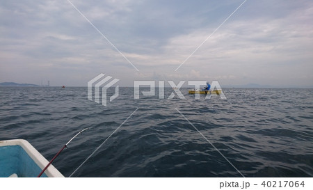 手漕ぎボートで海釣り 40217064