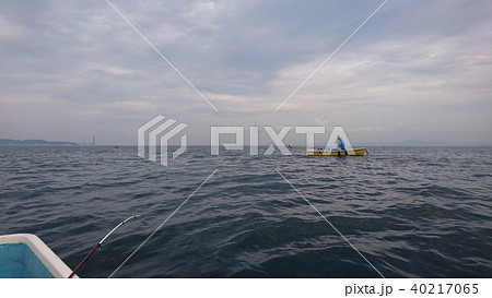 手漕ぎボートで海釣り 40217065