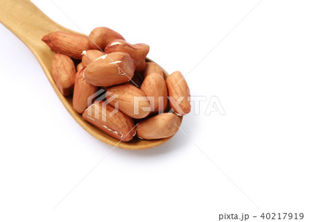 Peanuts are in a spoon. Peanuts are in a spoon. 40217919