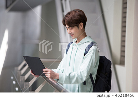 人物 ノートパソコン ノートブック 40218456