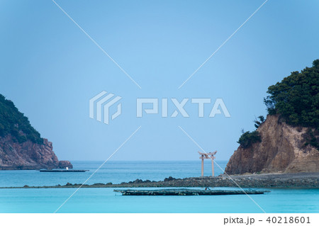 瀬戸内海の鳥居のある島の風景 40218601
