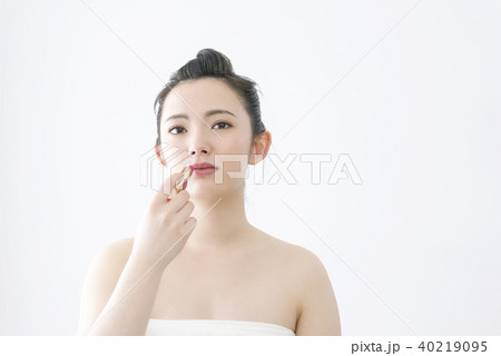 若い女性のビューティーイメージ　口紅 40219095