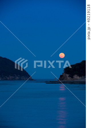 海の鳥居のある夜景と満月 海の鳥居のある夜景と満月 40219118