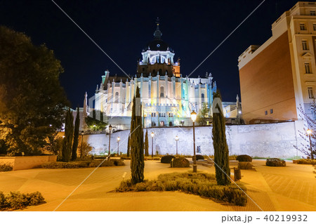 マドリード アラブ城壁跡とアルムデナ大聖堂 夜景 マドリード アラブ城壁跡とアルムデナ大聖堂 夜景 40219932