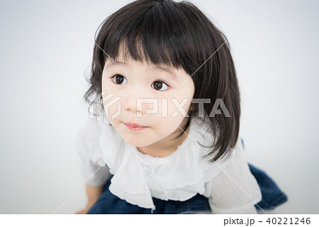 女の子 幼児 かわいいの写真素材