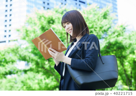 屋外の若いビジネスウーマン 40221715