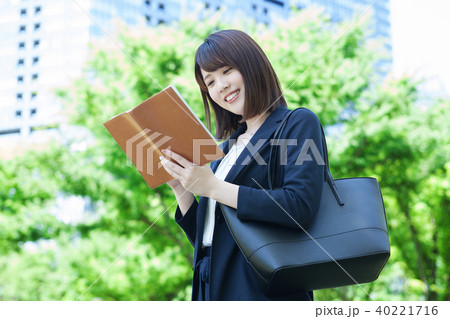 屋外の若いビジネスウーマン 屋外の若いビジネスウーマン 40221716