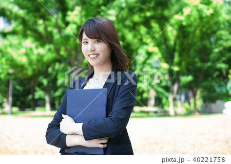 屋外の若いビジネスウーマン 40221758