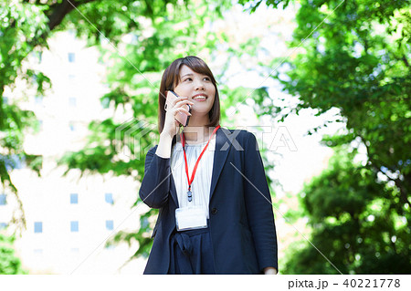 屋外の若いビジネスウーマン 屋外の若いビジネスウーマン 40221778