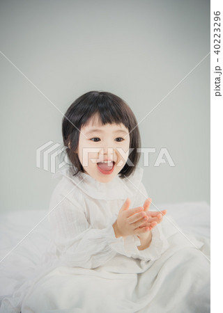 女の子 幼児 かわいいの写真素材