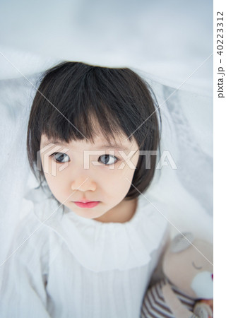 女の子 幼児 かわいいの写真素材