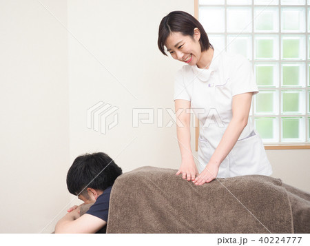 背中を押す女性マッサージ師 (撮影協力 わぼく) 背中を押す女性マッサージ師 (撮影協力 わぼく) 40224777