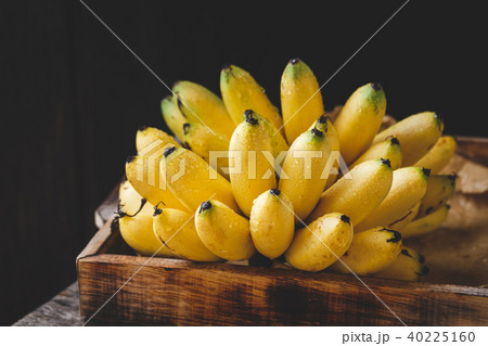Fresh little bananas 40225160