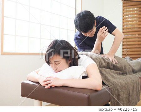 マッサージをうける女性　（撮影協力　わぼく） 40225715