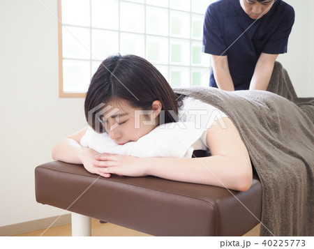 マッサージをうける女性　（撮影協力　わぼく） 40225773