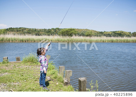 釣りをする女の子の写真素材