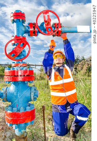 Woman worker in the oilfield Woman worker in the oilfield 40225947