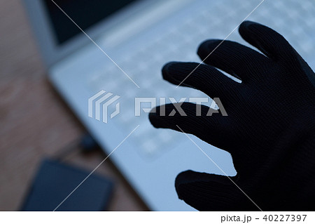 犯罪者 (ノートパソコン PC HDD 機密情報 漏洩 個人情報 記憶媒体 外付け コピー 不審者) 犯罪者 (ノートパソコン PC HDD 機密情報 漏洩 個人情報 記憶媒体 外付け コピー 不審者) 40227397