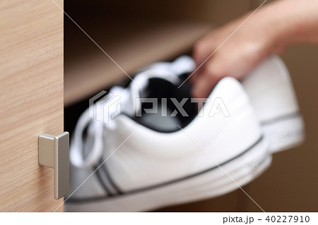 下駄箱 (シューズボックス 靴 カジュアル 玄関 ボディパーツ 顔なし カジュアル スニーカー 手) 40227910