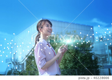 女性　スマホ 40228666
