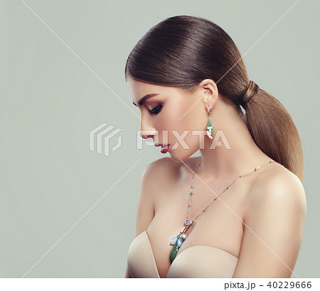 Fashion Beauty Portrait of Cute Woman 40229666
