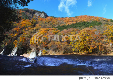 紅葉最盛期 吹割の滝 吹割渓谷の紅葉 午前 の写真素材