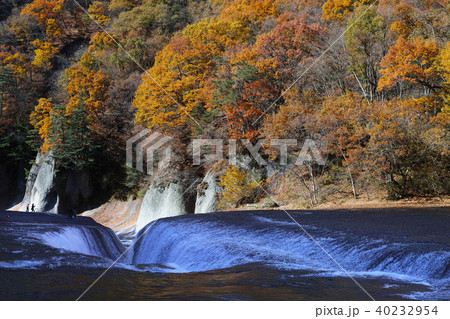 紅葉最盛期 吹割の滝 吹割渓谷の紅葉 午前 の写真素材