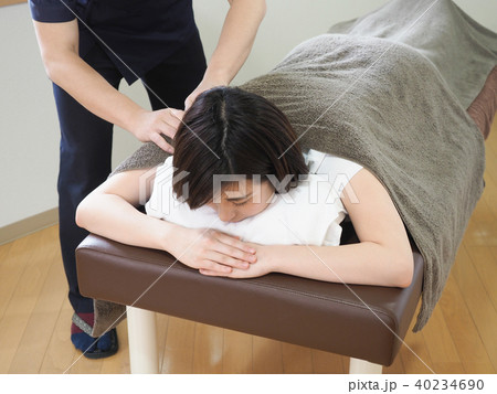 マッサージをうける女性　（撮影協力　わぼく） 40234690