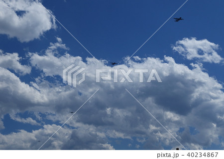 夏空にプロペラ機 40234867