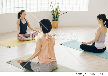 ヨガスタジオでヨガレッスンを受ける若い日本人女性 40236415