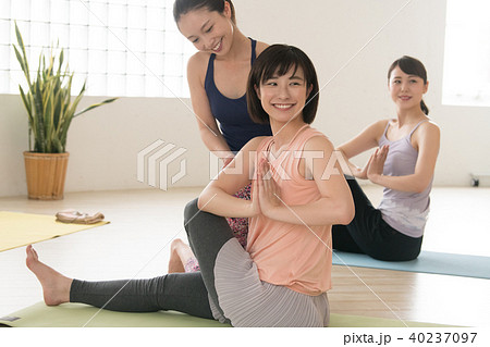 ヨガスタジオでヨガレッスンを受ける若い日本人女性 ヨガスタジオでヨガレッスンを受ける若い日本人女性 40237097