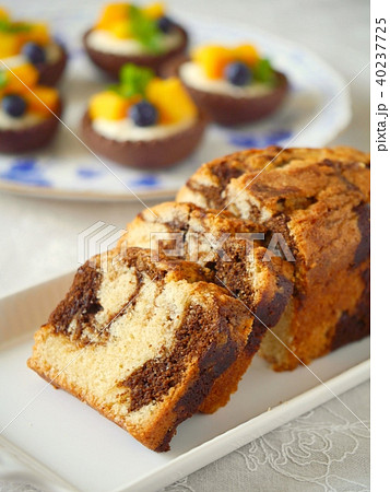 パウンドケーキとマンゴータルトレット(縦位置) パウンドケーキとマンゴータルトレット(縦位置) 40237725