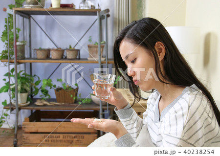 薬を飲む女性 40238254