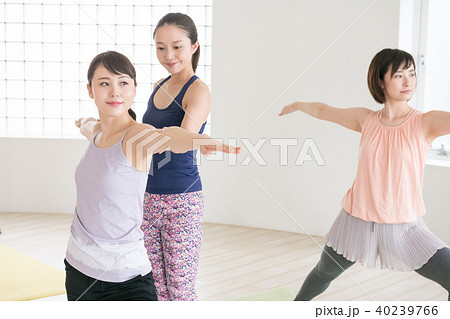 ヨガスタジオでヨガレッスンを受ける若い日本人女性とインストラクター ヨガスタジオでヨガレッスンを受ける若い日本人女性とインストラクター 40239766