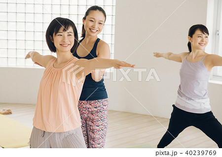 ヨガスタジオでヨガレッスンを受ける若い日本人女性とインストラクター ヨガスタジオでヨガレッスンを受ける若い日本人女性とインストラクター 40239769