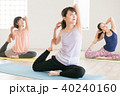 ヨガスタジオでヨガレッスンを受ける若い日本人女性 40240160