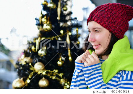 Christmas and New Year Concept, Beautiful girls are happy and re 40240913