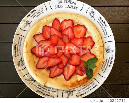 丸いお皿に盛られたいちごピザ 40242752