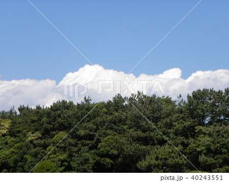 初夏の青空に白い雲 初夏の青空に白い雲 40243551