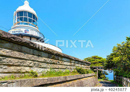 白亜の美保関灯台の横にある鳥居 40245077