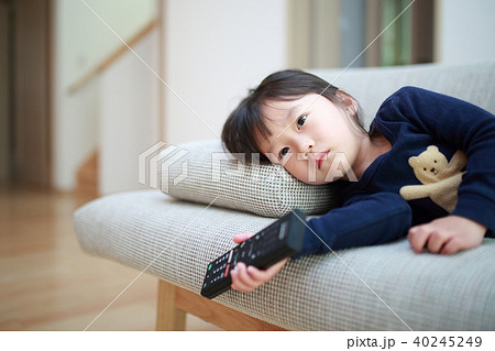子供 (日常 ライフスタイル くつろぐ リラックス マンション 一軒家 一戸建て 育児 子育て) 子供 (日常 ライフスタイル くつろぐ リラックス マンション 一軒家 一戸建て 育児 子育て) 40245249