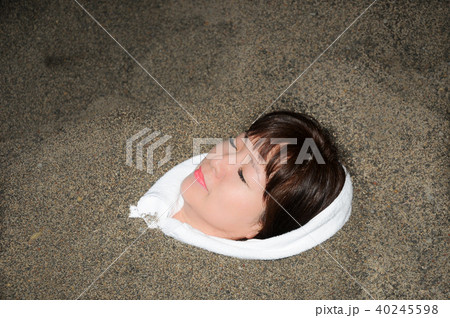 砂浴中の女性 砂浴中の女性 40245598