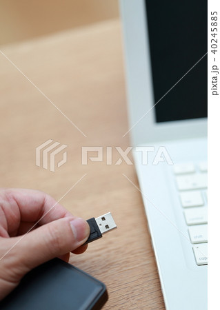 データ ノートパソコン Pc Hdd バックアップ ミラーリング 女性 人物 個人情報 記憶媒体 の写真素材