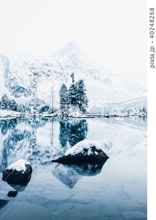 Mirror surface of the winter lake Mirror surface of the winter lake 40248268