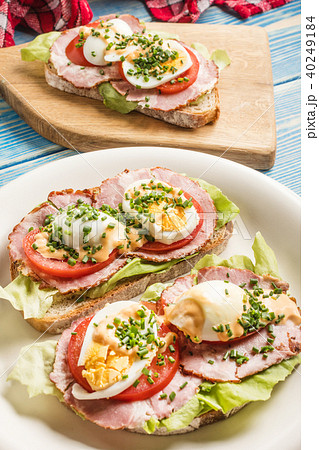 Sandwich with tomatoes, eggs and lettuce. 40249184