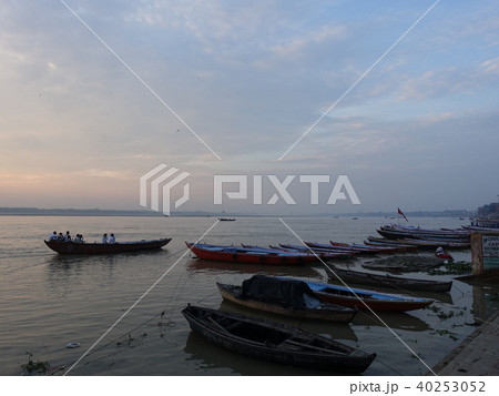 バラナシ ガンジス川の朝 バラナシ ガンジス川の朝 40253052