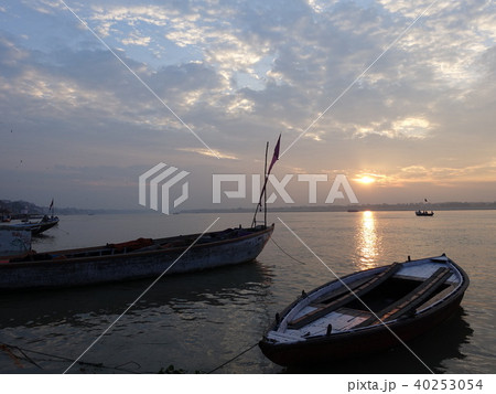 インド バラナシの朝 ガンジス川より インド バラナシの朝 ガンジス川より 40253054