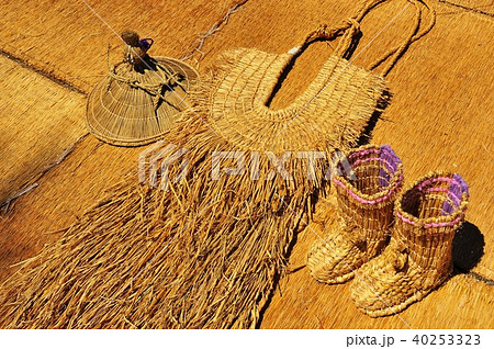 藁細工のスゲ笠 わらぐつ 胴蓑の写真素材
