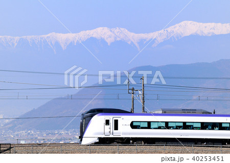 南アルプスをバックに中央線を快走するE353系特急スーパーあずさ号 40253451
