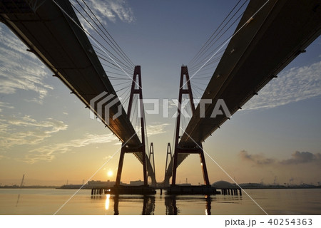 名港西大橋と日の出 40254363
